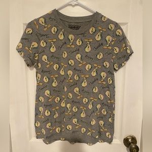 Size M Tweety Bird Looney Tunes tee
Grey with all over print